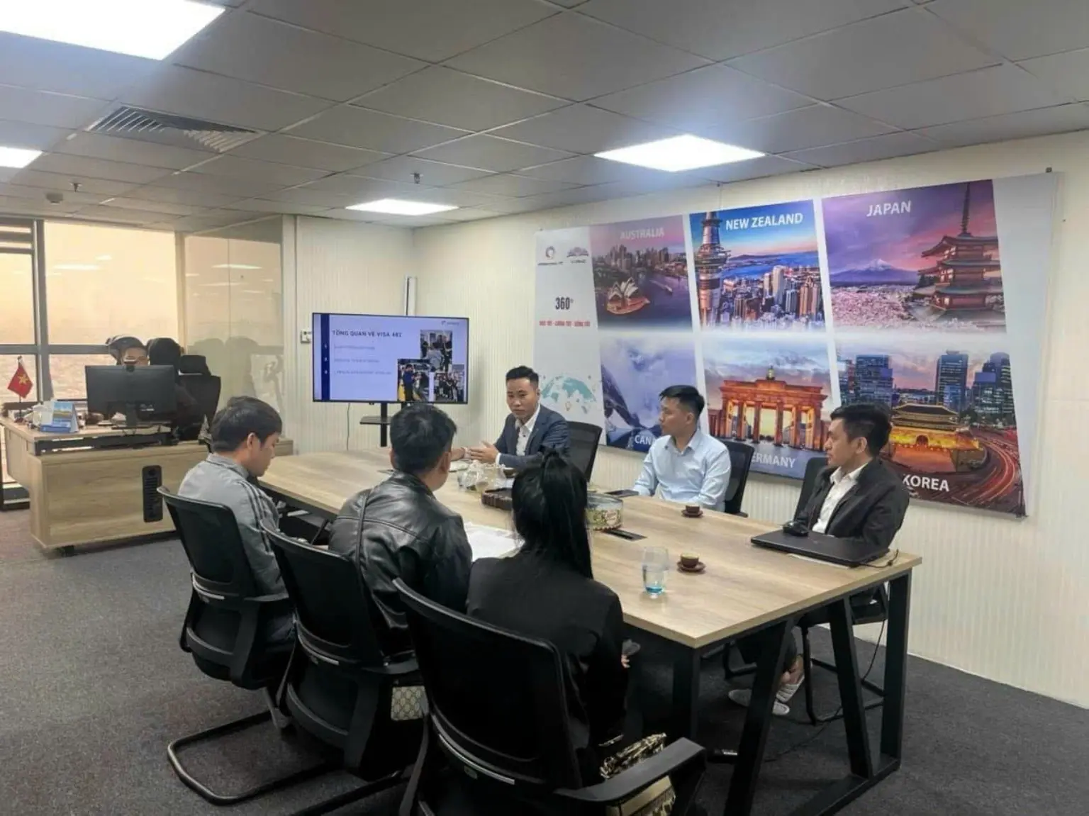 Đội ngũ TG Group làm việc trong phòng họp