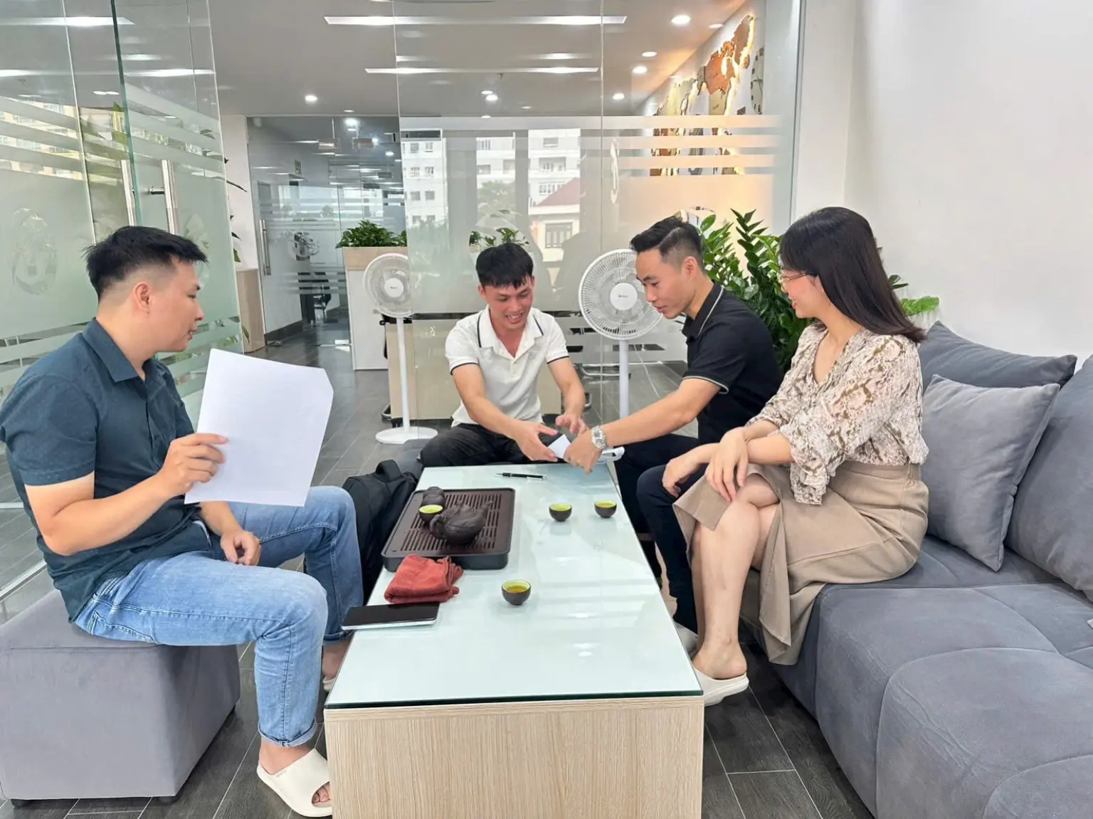 TG Group trao đổi hồ sơ trực tiếp cùng khách hàng